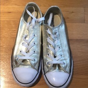 Converse Chuck Taylors girls size 3. Gently used